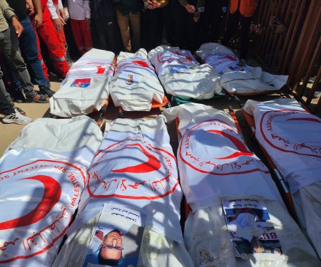 تحقيق دولي يكشف الكمين: ألف رصاصة من قبل قوات الاحتلال الإسرائيلي أنهت حياة 15 من العاملين الإنسانيين في جنوب غزة